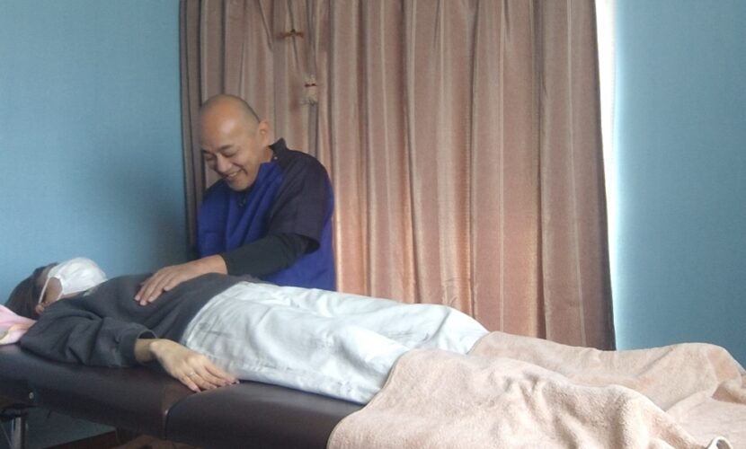 妊活中の方にやさしく施術を行う整体の様子